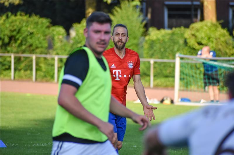  Ahmed Rahdi bietet sich in Training als Anspieler an.