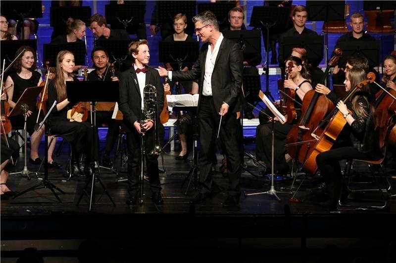 Spielte beeindruckend: der 15-jährige Soloposaunist Celio Müller, hier mit Orchesterleiter Andreas Désor. Foto: Jürgens