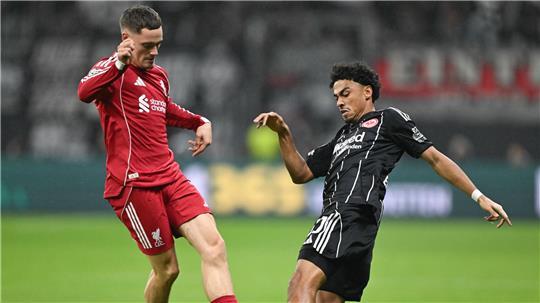 Spielte sich selbst aus und Eintracht Frankfurt um Nathaniel Brown (r) noch tiefer in die Krise: Liverpools Florian Wirtz (l).