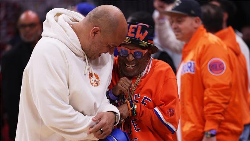 Spike Lee (r) begrüßt Rick Brunson.