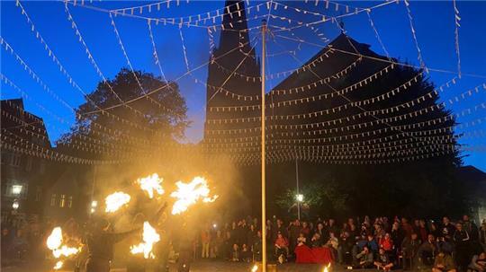 Spinning Area kommt zurück auf den Petri-Platz: Wie 2023 sorgen die aus der Region stammenden Künstler bei der Buxtehuder Straßenkunst-Reihe für ein feuriges Finale.