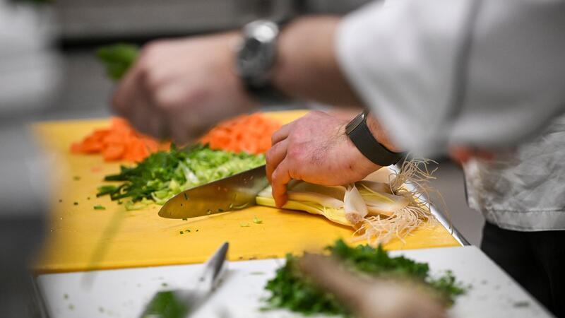 Weiterhin elf Sterne-Restaurants in Schleswig-Holstein Spitzenköche kochen zu Weihnachten für obdachlose Menschen in einem Hotel.