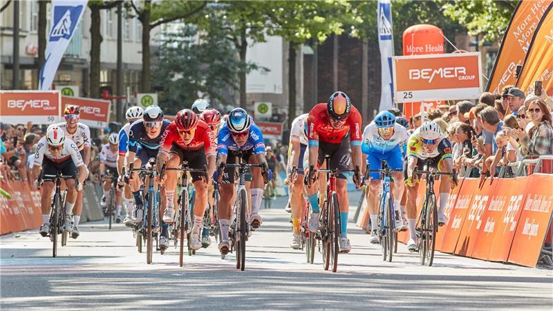 Spitzenradsportler, wie hier bei den Cyclassics 2022 in Hamburg, kämpfen bald in Buxtehude um den Sieg.