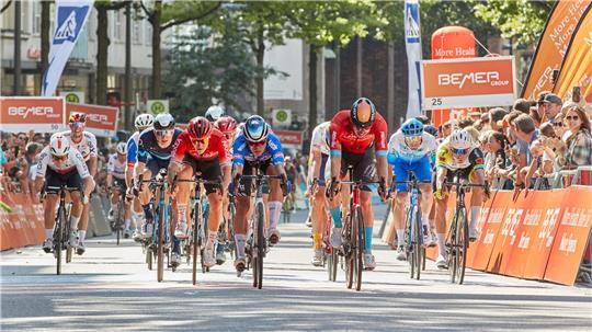Spitzenradsportler, wie hier bei den Cyclassics 2022 in Hamburg, kämpfen bald in Buxtehude um den Sieg.