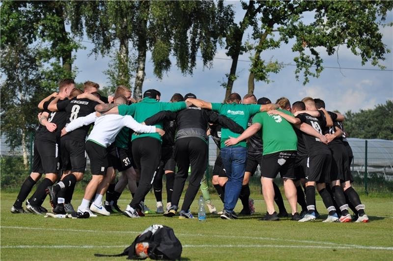 „Spitzenreiter, Spitzenreiter“: Wischhafen/Dornbusch setzte sich mit 2:1 gegen Deinste durch. Foto: Oldach