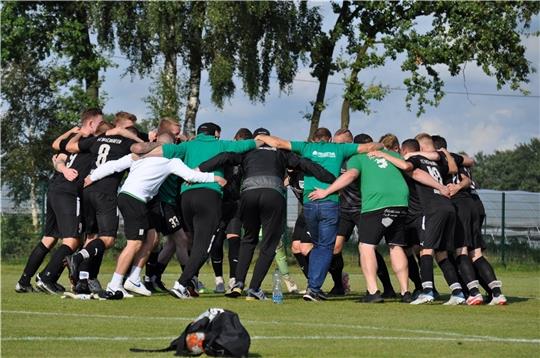 „Spitzenreiter, Spitzenreiter“: Wischhafen/Dornbusch setzte sich mit 2:1 gegen Deinste durch. Foto: Oldach
