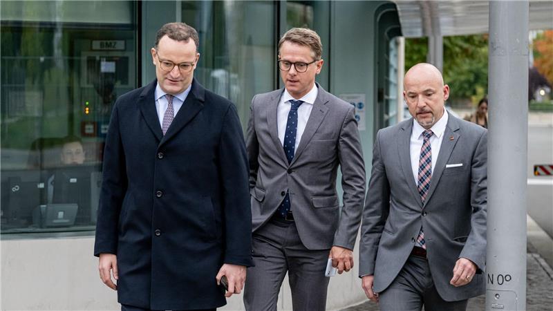 Koalitionstreffen beendet - Warten auf Ergebnisse Spitzentrio der Union: Jens Spahn (CDU), Carsten Linnemann (CDU) und Alexander Hoffmann (CSU) schlendern zum Koalitionsausschuss.