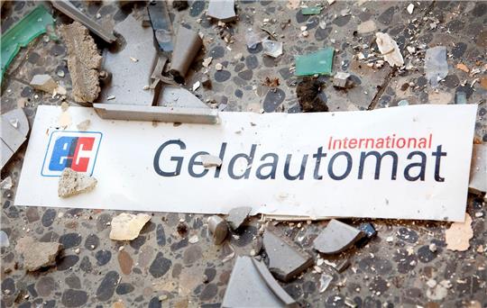 Splitter und ein Schild mit der Aufschrift "Geldautomat" liegen auf dem Fußboden.