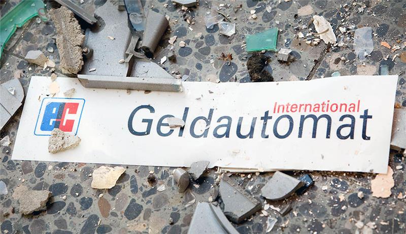 Splitter und ein Schild mit der Aufschrift «Geldautomat» liegen auf dem Fußboden vor einem gesprengten Geldautomaten in einem Einkaufszentrum in Brandenburg (Symbolbild). Foto: Patrick Pleul/dpa-Zentralbild/dpa