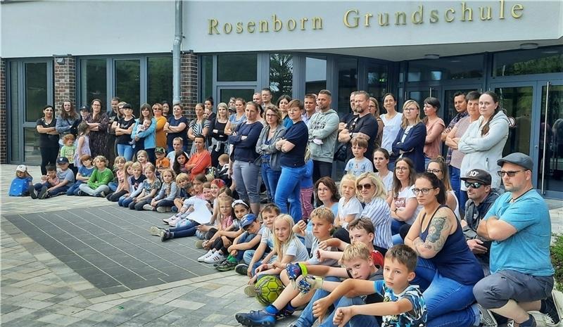 Spontan kamen Eltern und Kinder der Rosenborn Grundschule zusammen, um ihre Meinung zum Distanzunterricht kundzutun. Foto: Fehlbus