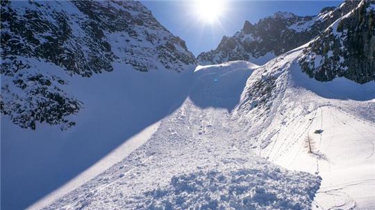 Spontane Lawinen in der Höhe können in mittleren Lagen auch nassen Altschnee mitreißen (Symbolbild).
