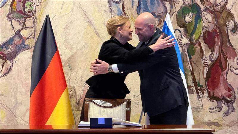 Spontane Umarmung: die Parlamentspräsidenten Deutschlands und Israels, Julia Klöckner (CDU) und Amir Ohana