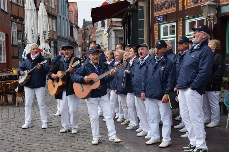 Shantychor-Festival: Stade wie es singt und lacht Spontaneinlage vor der Mutter-Flint-Statue am Alten Holzhafen: Der Schneverdinger Shantychor nutzt die freie Zeit.