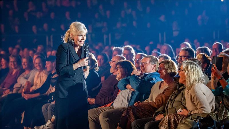 Spontanität und Schlagfertigkeit zeigt Ina Müller beim Konzert in der Bremerhavener Stadthalle.