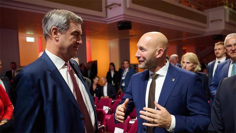 DOSB hat gewählt: Wer wird Olympia-Bewerber? Sport-Staatsminister Ronald Rauhe (r) sprach vor Beginn der Wahl-Versammlung mit dem bayerischen Ministerpräsidenten Markus Söder (CSU).