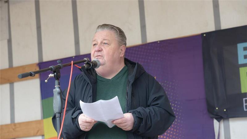 Bunter Block Buxtehude: Signal gegen Hass, Hetze und Extremismus Sport braucht keinen Dolmetscher, so Lutz Becker, Vorsitzender der VSV Hedendorf/Neukloster.