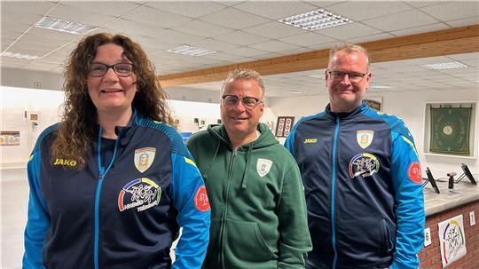 Sport und Tradition: So ist auch das Präsidium der Himmelpfortener Schützen zusammengesetzt. Präsident Lars Zimmermann (Mitte) und seine Stellvertreter Gudrun Nordsiek und René Kühlke.