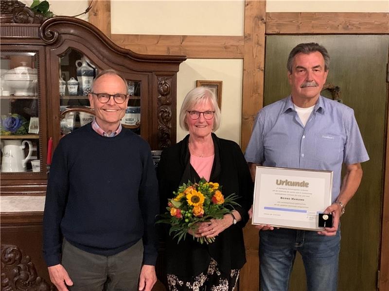 Sportabzeichenobmann Walter Marquardt (links) und der scheidende Vorsitzende Bernd Hamann mit Ehefrau Karin. Foto: Verein