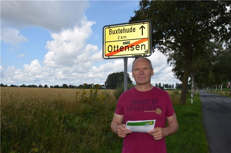 Sportausschussvorsitzender Ulrich Felgentreu (Grüne) am Föhrenweg. Mit einem Antrag will er einen Sportpark auf einem Grundstück jenseits des Getreidefeldes initiieren Fotos: Sulzyc