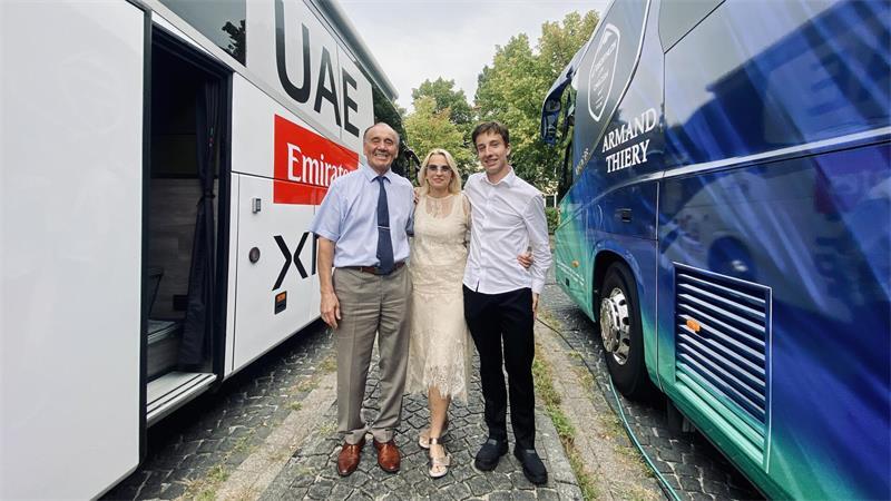 Sportbegeisterte Familie (von links): Vinco, Nadine und David Topic zwischen den Teambussen vor ihrem Hotel.