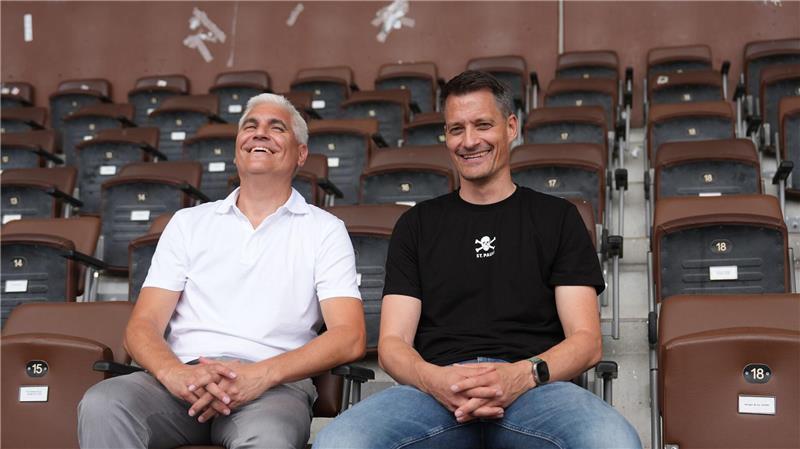 St. Paulis Bornemann: Weitere Transfers nicht ausgeschlossen Sportchef Andreas Bornemann (l.) und Trainer Alexander Blessin vom FC St. Pauli. (Archivbild)