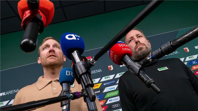 FCA-Bosse: Wagner-Aus „alternativlos“ - Baum nur auf Zeit Sportdirektor Benni Weber (l) und Geschäftsführer Michael Ströll (r) erklären den Trainerwechsel beim FC Augsburg.