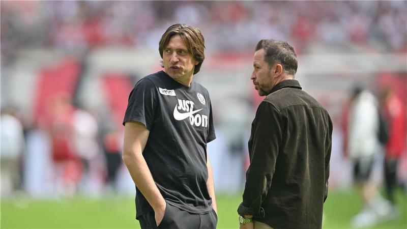 Elversberg vor Aufstieg: Kleiner Ort träumt vom großen Coup Sportdirektor Christian Weber (r) hofft mit der SV Elversberg auf eine erstklassige Zukunft. (Archivbild)