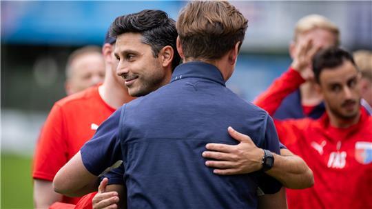 Sportdirektor Sören Behrmann gratuliert D/A-Trainer Oliver Ioannou.