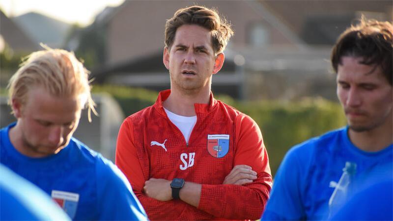 Die Wulff-Brüder und ihr großes Ziel mit D/A Sören Behrmann steht außerhalb des Mannschfatskreises und hört dem Trainer zu.