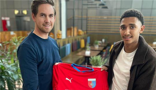 Sportdirektor Sören Behrmann und Eric Gueye haben am Sonntagabend den Vertrag fixiert. Foto: Verein