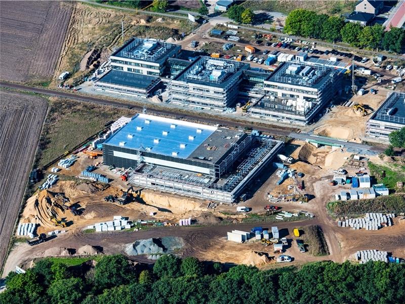 Muss das sein? Nächtliche Beleuchtung in Riensförde wird zum Ärgernis Sporthalle, Schulen und Kita entstehen in Riensförde. Luftfoto: Martin Elsen