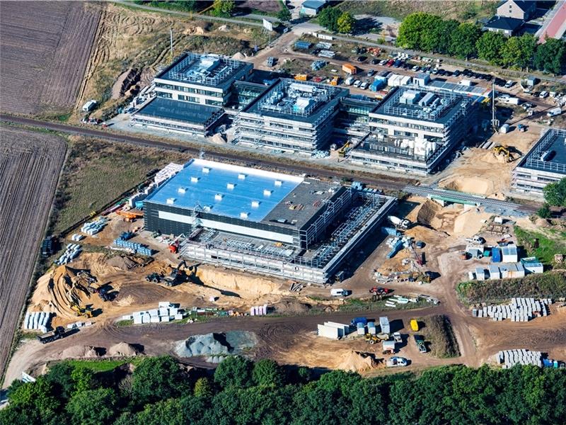 Sporthalle, Schulen und Kita entstehen in Riensförde. Luftfoto: Martin Elsen
