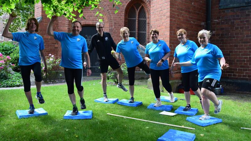 75 Jahre Grundgesetz: Hunderte Menschen ehren in Buxtehude die Demokratie Sportler und Sportlerinnen der VSV Hedendorf-Neukoster trainieren den Verfassungs-Workout.