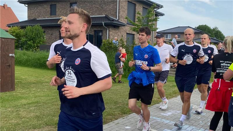 Rekord trotz Gewitter: 24-Stunden-Spendenlauf bringt Ahlerstedt 21.650 Euro Sportlich und für den guten Zweck unterwegs: die Fußballer von A/O.
