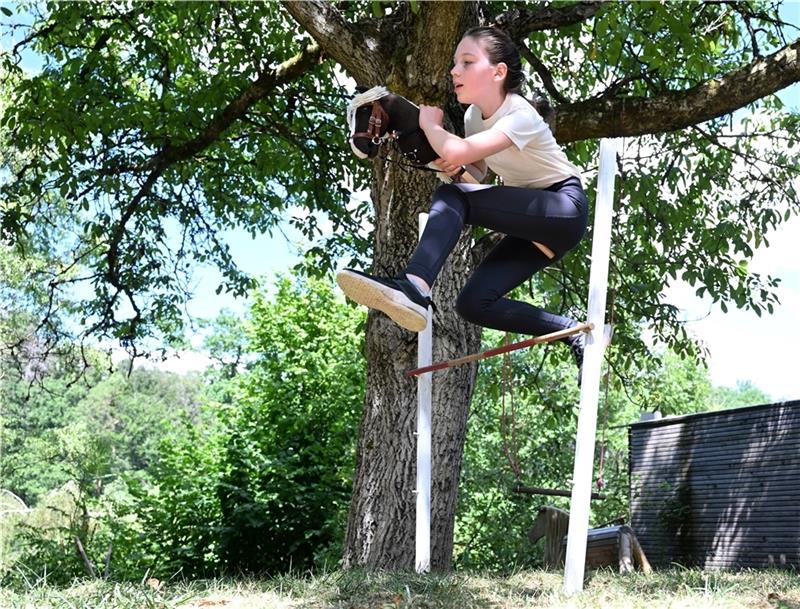 Schulpferdeturnier: Steckenpferde und Schulponys sind hier die Stars Sportlich und mit viel Pferdeliebe unterwegs: Beim Hobby Horsing werden Bewegungsabläufe und Aufgaben wie bei einer Dressur- oder Springprüfung geübt - nur ohne echtes Pferd. Foto: Bernd Weißbrod/dpa