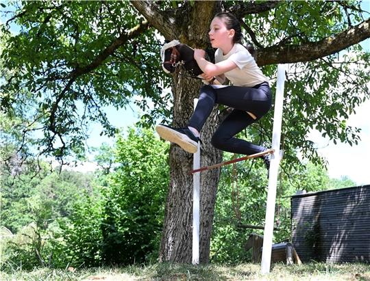 Sportlich und mit viel Pferdeliebe unterwegs: Beim Hobby Horsing werden Bewegungsabläufe und Aufgaben wie bei einer Dressur- oder Springprüfung geübt - nur ohne echtes Pferd. Foto: Bernd Weißbrod/dpa