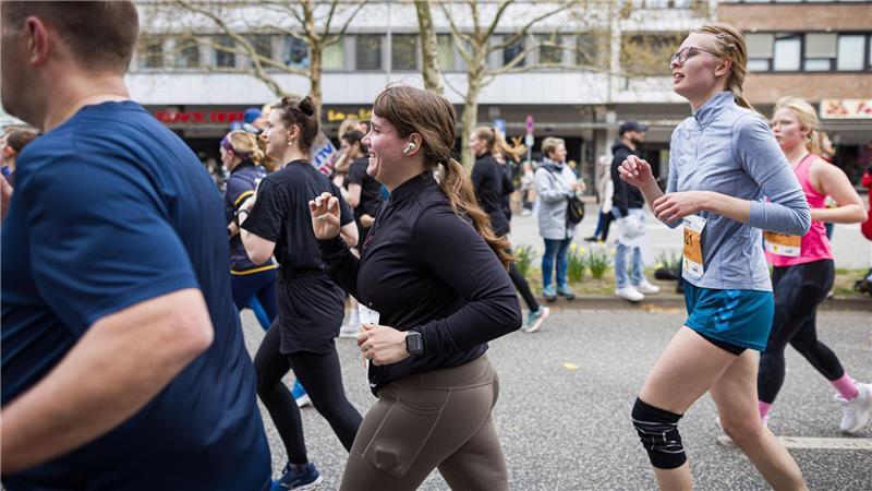 Sportlich unterwegs: Die  ehemalige Grünen-Bundesvorsitzende Ricarda Lang läuft beim Hannover Marathon 2026.