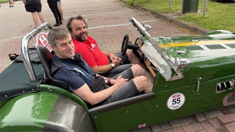 Sportlich unterwegs: Mario Dieckheuer aus Beckdorf und Beifahrer Wilfried Dammann (links) aus Apensen im Lotus Super Seven.