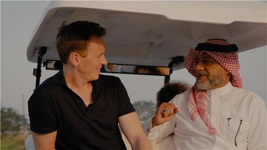 Sportmoderator Jochen Breyer (links) spricht auf der Reportagereise in Katar mit Khalid Salman. Der nannte Homosexualität einen "geistigen Schaden". Foto: Mateusz Smolka/ZDF/dpa