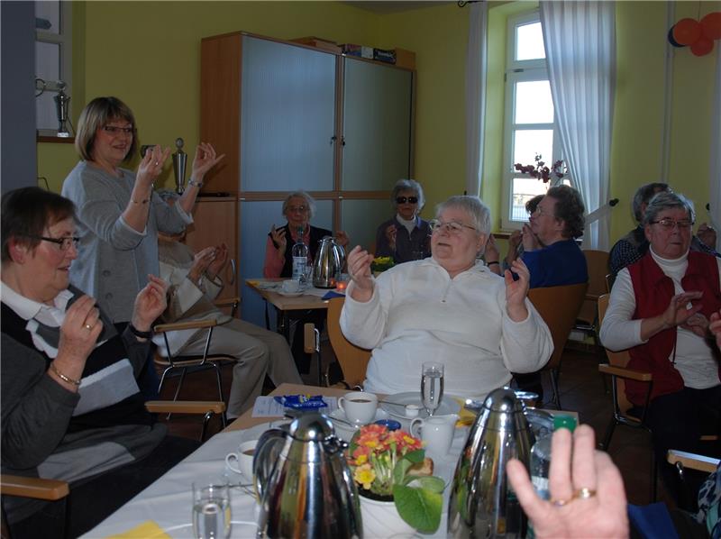 Sporttrainerin Silke Grunewald zeigt den Senioren in Ottensen, wie sie ihr Gedächtnis fit halten können. Foto Felsch