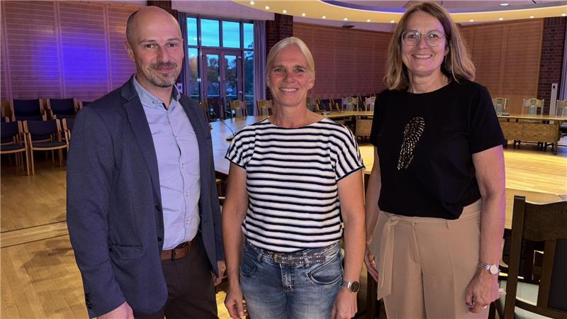 Sprachen sich für einen Neubau aus (von links): Architekt Henrik Plate vom Architekturbüro Cappel + Reinecke, Silke Gärtner, Schulleiterin der Grundschule Bargstedt, und Samtgemeindebürgermeisterin Ute Kück.