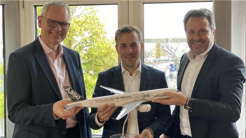 Sprachen über die Zukunft: Björn Thümler, Bastian Ernst und Gottfried Hornung (von links) mit einem Modell des Airbus 350. 
