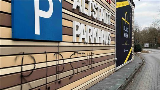 Sprayer haben das Stackmann-Parkhaus, die Kogge und weitere Gebäude in Buxtehude beschmiert.