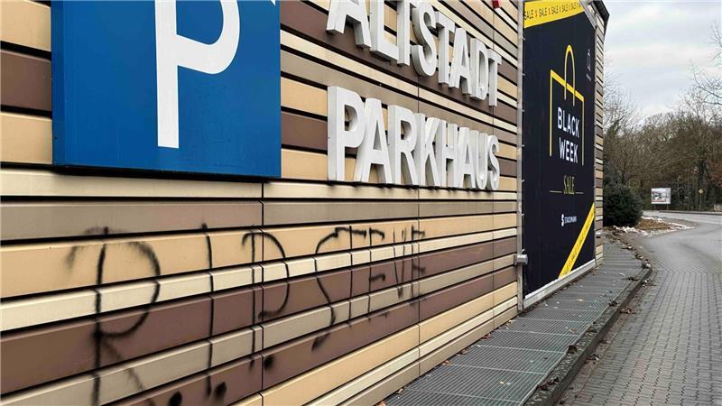 Beschmierte Gebäude: Was haben die „Original Gangster“ damit zu tun? Sprayer haben das Stackmann-Parkhaus, die Kogge und weitere Gebäude in Buxtehude beschmiert.