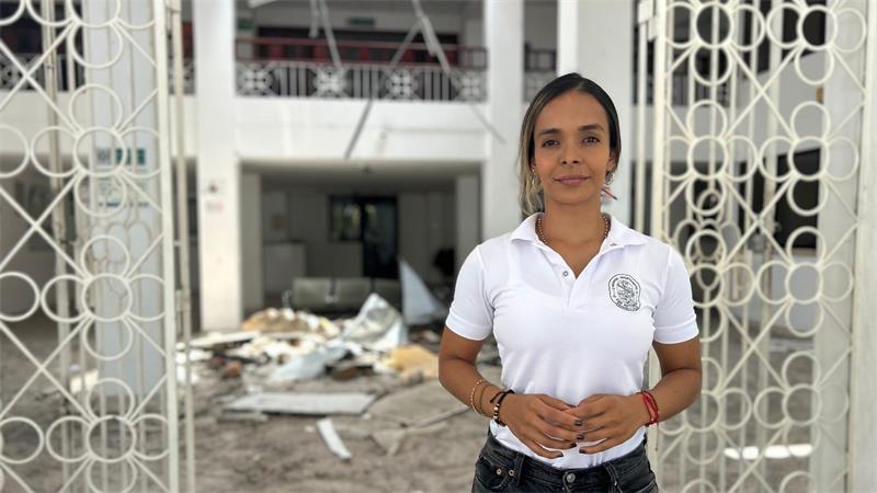 Sprecherin Manuela Hernández Vargas steht vor dem schwer beschädigten Krankenhaus in Roldanillo. 