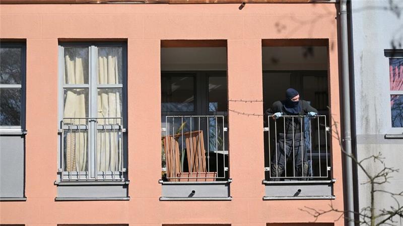 Sprengstoffverdacht im Zusammenhang mit den Ermittlungen wegen eines mutmaßlichen Anschlagsplans: Die Polizei findet einen verdächtigen Gegenstand in einer Wohnung in Potsdam.