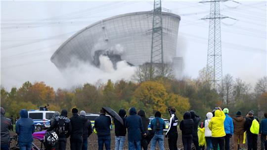 Bilder des Tages Sprengung Kühltürme Kernkraftwerk Gundremmingen