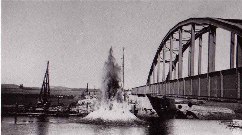 Von der Drehbrücke über die Oste zum Dauer-Provisorium seit 80 Jahren Sprengung der alten Brückenpfeiler der Drehbrücke 1938.