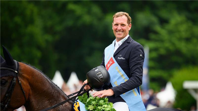 Springreiter Andre Thieme und Paule siegten 2025 im Derbypark. (Archivbild)