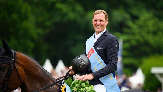 Springreiter Andre Thieme und Paule siegten 2025 im Derbypark. (Archivbild)